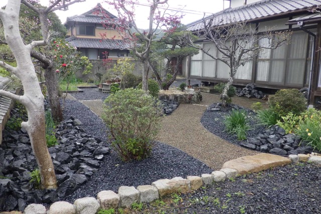 岡山市北区 T様邸防草シート+砂利敷きの画像